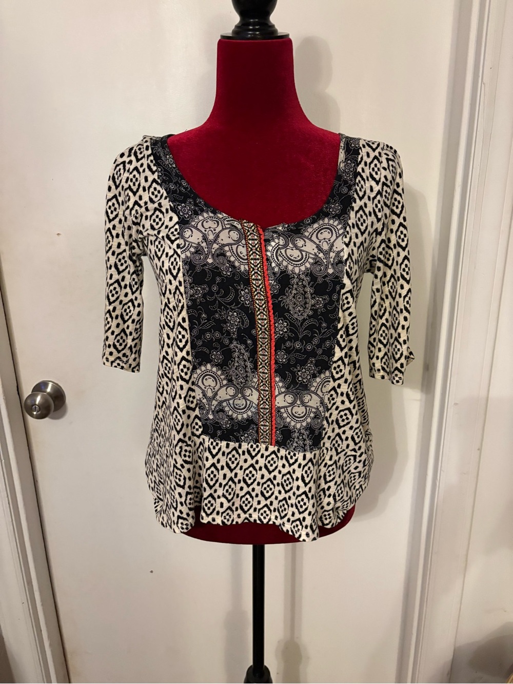 Women’s Black and Cream Patterned Scoop Neck Short Sleeve Top
